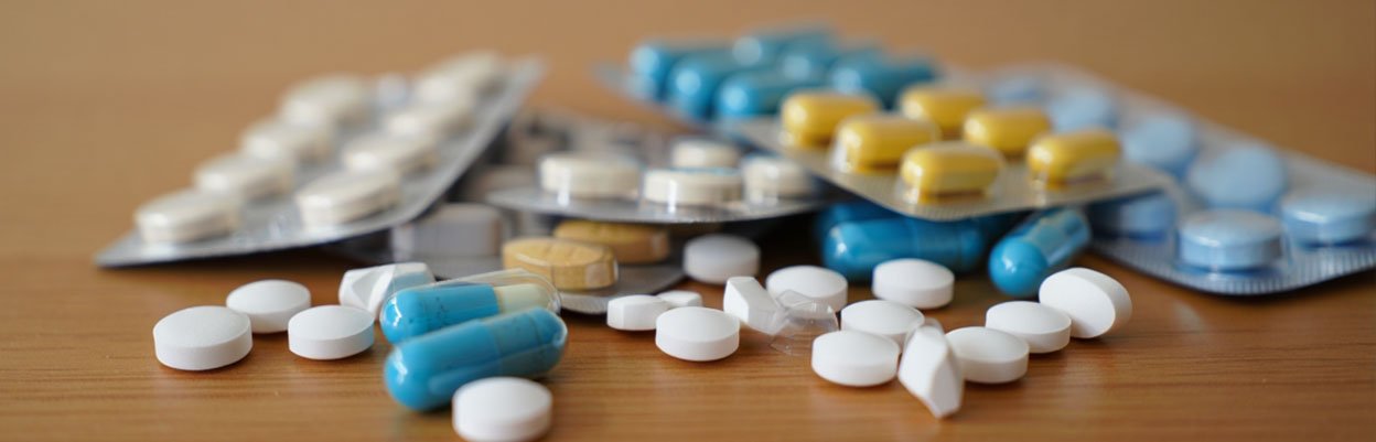 На столе лежат различные медикаменты